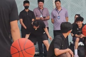 库里中国行徐静雨投篮全失，解释故意投丢最后一球为缓解大家情绪